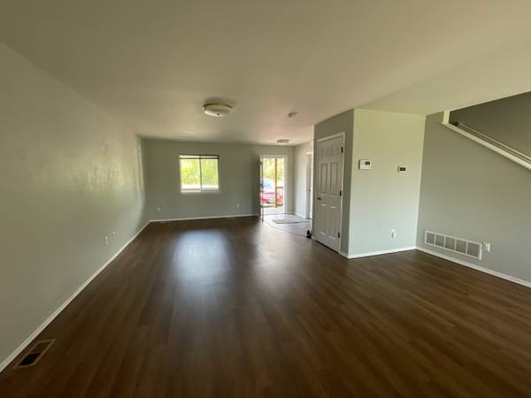 $2,000 / 3br - 1500ft2 - 3 bedroom townhouse style apt on Binnacle with huge garage (Wasilla)64014173067650120