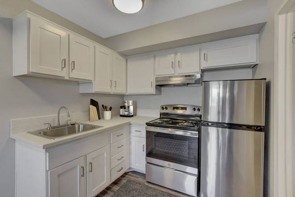 $749 / 1br - 450ft2 - Hardwood Laminate Flooring, Pool, Refrigerator (3770 University Center Drive, Las Vegas, NV)63859500929793124