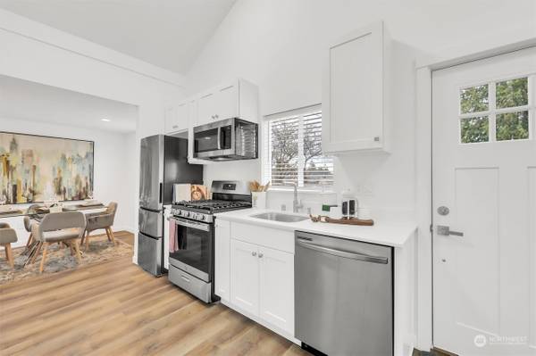 $1,499 / 1br - 550ft2 - Renovated Greenwood Home w/ New Systems & Big Yard, Prime Location! (Seattle, WA)63866941622017123