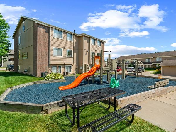 $1,255 / 2br - 920ft2 - Affordable Style + Modern Comfort = Our 2BR Homes (2260 10th Street, Coralville, IA)63897404801922123