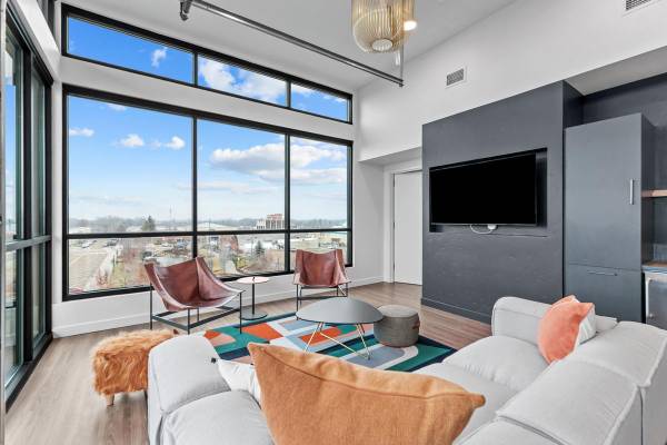 $1,350 / 1br - 593ft2 - Ubicacion perfecta! Studios, una y dos recamaras - Aparte el suyo! (Caldwell)63794970413571124