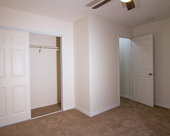 $1,725 / 2br - ¡TASA DE APLICACIÓN CANCELADA! - ¡INTERIORES ENORMES! Vecindario emergente (4483 SE Roethe Road)64039061038979123