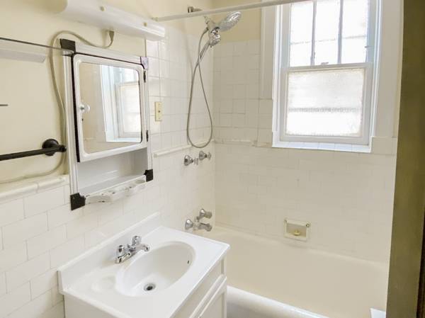 $1,850 / 1br - Spacious, Charming 1-Bed w/ Dishwasher + FREE HEAT & GAS! (Lakeview)63959879605891123