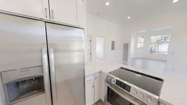 $2,795 / 2br - 840ft2 - Bright & Airy Top Floor Apartment (oakland west)63695785243649122