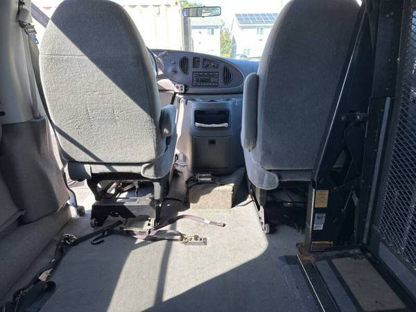 2006 Ford E-250 furgoneta para silla de ruedas, piso rebajado, puertas automáticas - $19.999 (Gran centro de furgonetas para silla de ruedas BraunAbility, 40 en un lote)63469621900545122