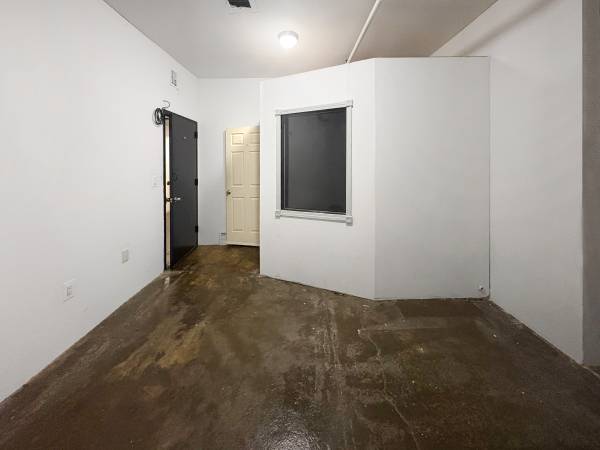 $900 / 197ft2 - STUDIO 008: LIMITED TIME DEAL: ONE MONTH FREE ENDS 09/30 (Brownsville)63816575918081121