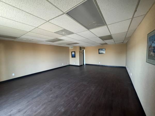 $995 / 600ft2 - OFICINA/MULTIUSO/ALMACENAMIENTO/VENTA AL POR MENOR CON PUERTA ENROLLABLE (43RD AVE & PEORIA)64024824510595121