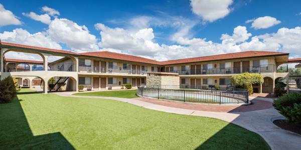 Large one bedroom apartments, Laundry facilities, Studio/1B 1