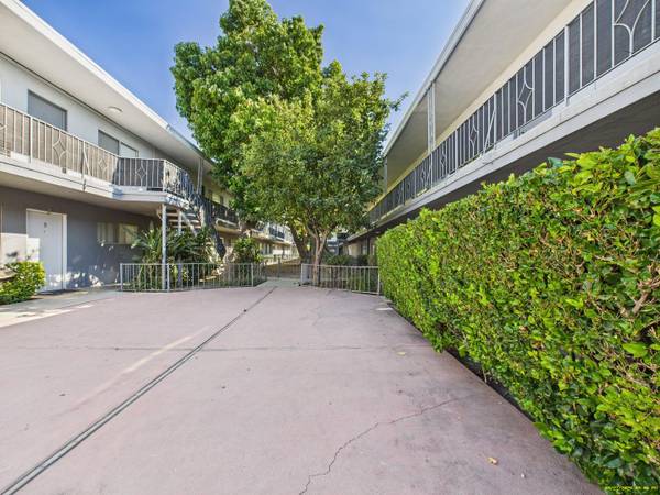 $2,250 / 2br - 800ft2 - Must See 2 Bedroom in Canoga Park - Air Conditioning - Plank Flooring (Canoga Park)63701166956291122
