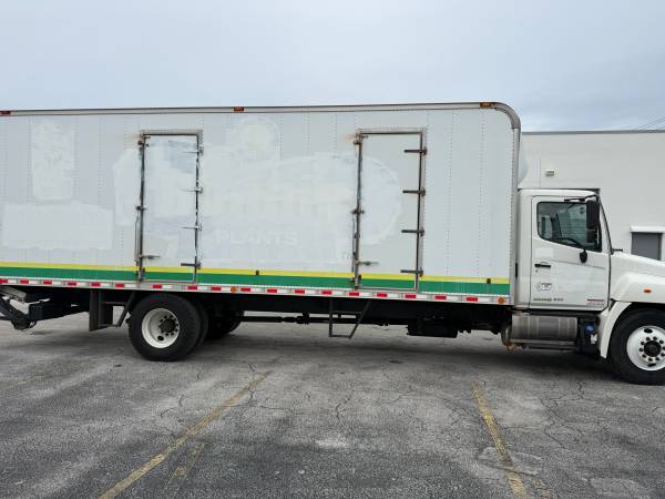 2015 Hino 258/268 - 26ft - Photo 3