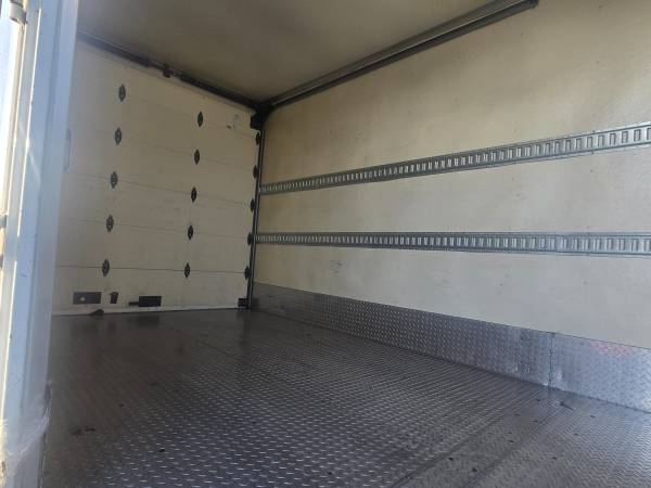 2006 Isuzu NPR Refrigerated - Photo 12