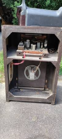 Dos radios antiguos completos en sus gabinetes - $250 (Haverhill, Mass)63435665672449123
