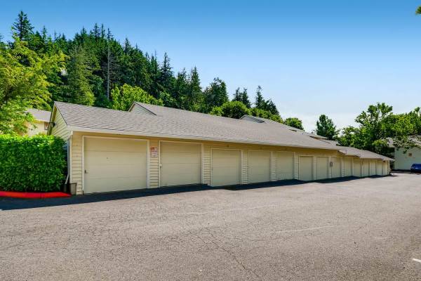 $1,575 / 2br - 985ft2 - No more searching for a place to park - assigned parking here! (Gresham - 12-Minute Drive to Blue Lake Regional Park)63777363026305120