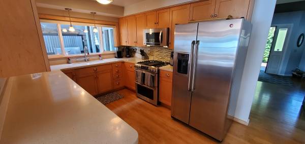 $3,650 / 4br - 3000ft2 - 4 Bed 3 Bath 3000+ sq ft Lake Whatcom Waterfront Home (Geneva)63920956953091124
