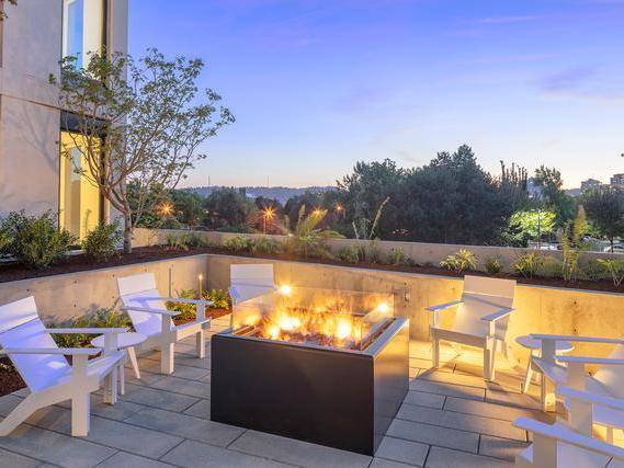 $1,699 / 1br - 684ft2 - Gorgeous 1 BR/1 BA Apartment with Floor-to-Ceiling Windows, WiFi A (Sullivans Gulch)63831536528641124