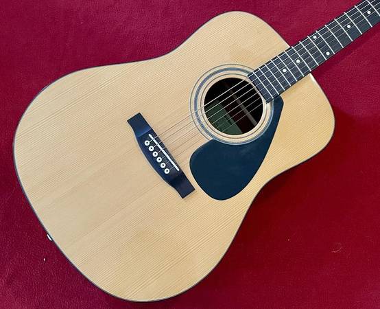 Yamaha FD01S Solid Top Acoustic Guitar – Easy to play and sounsd great 1