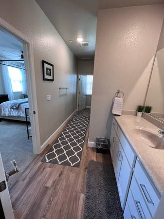 $1,495 / 4br - 360ft2 - Large Furnished Master Suite w/Private Garage Parking (East Roseville / Granite Bay)63961336165123124