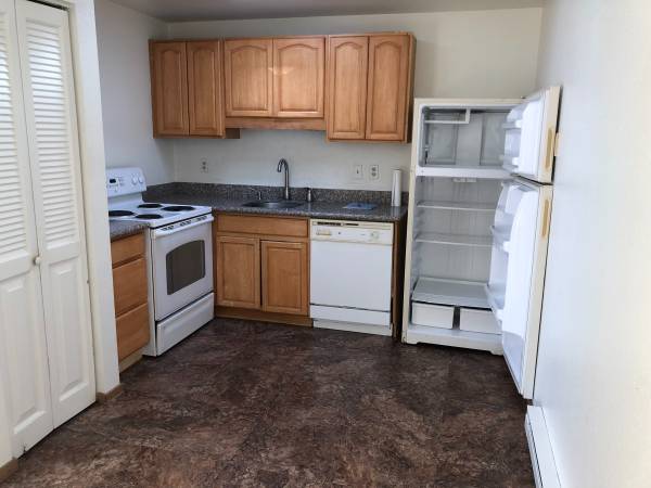 $1,780 / 1br - 600ft2 - one floor building condo in Renton (Renton)63884893175299122