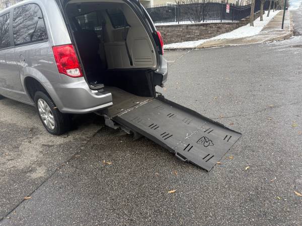 2020 Dodge Grand Caravan accesible para sillas de ruedas con entrada trasera - $29,900 (Staten Island)63614856569857122