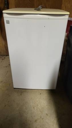 GE miniature fridge 1