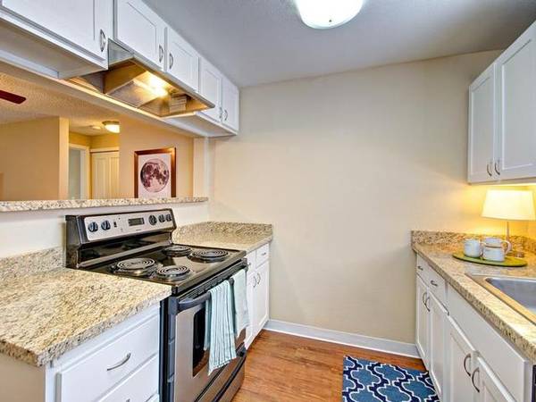 $1,749 / 2br - 850ft2 - Reduced Rents - Run to Bucklin!! (Silverdale)63862176831489122
