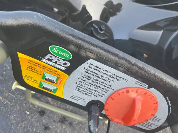 Scotts 46 lb Pro EdgeGuard esparcidor de fertilizante, como nuevo - $40 (Billerica)63471241065217124