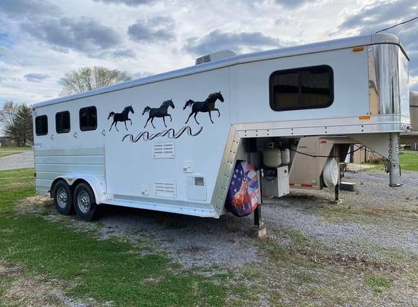 2007 Kiefer Built 3 horse slant load with living quarters 1