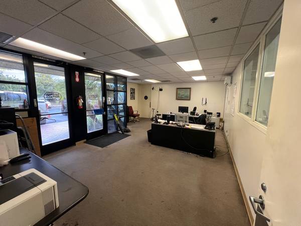 $11,039 / 8300ft2 - Warehouse with dock!  CHEAP Lease Rate! (Chula Vista)64217141865859121