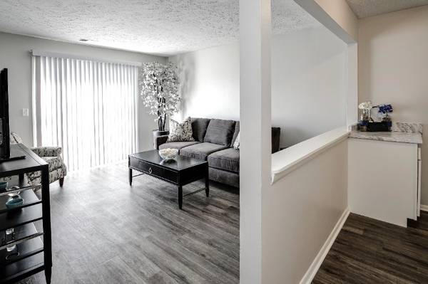 $878 / 1br - 600ft2 - Apartamento amigable con mascotas de 1 dormitorio | Piscina reluciente, lavandería en el lugar, ¡bienvenidos amantes de los perros! (10905 North Mill Court, Omaha, NE)63681623677699120