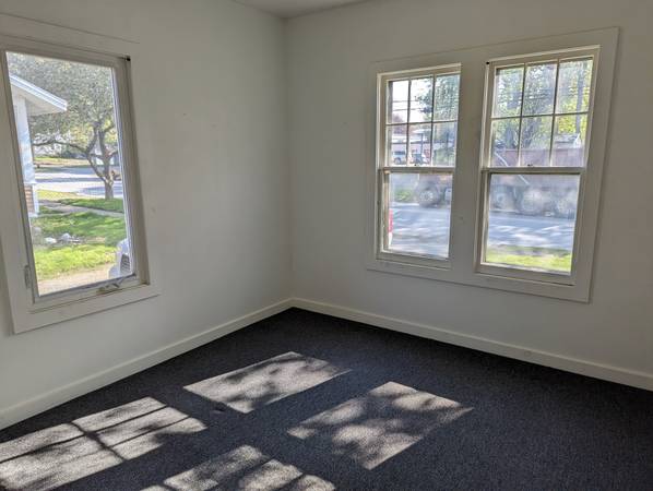 $950 / 1br - One bedroom with enclosed porch (Rutland)63976979865602122