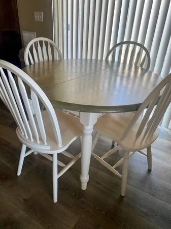Dining table w/4 chairs 1