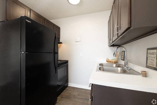 $824 / 2br - 475ft2 - Call Us Today To Schedule A Tour & Apply!! (Knob Hill)63658213633283121