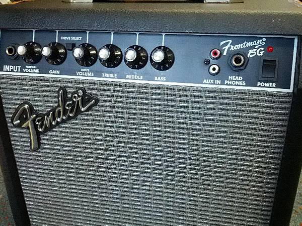 Fender Frontman® 15 2-Channel 15-Watt 1x8" Guitar Combo Amplifier 1