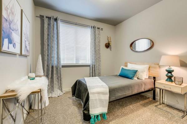 $1,664 / 2br - 889ft2 - Captivating 2 BR Retreat with Quartz Countertops & Fitness Center (Brush Prairie)63867270310785122