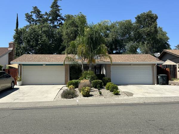 DUPLEX - 2 Bed/2 Bath with 2 Car Garage 1