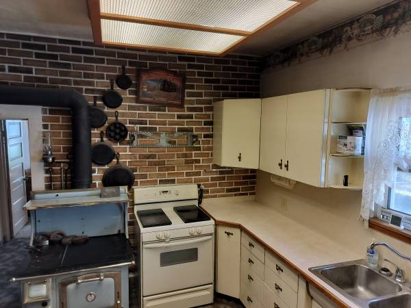 $325,000 / 2br - 1950ft2 - Pingree Idaho - Farmhouse on 4 acres (Pingree, Idaho)63952519798403123