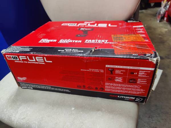 Milwaukee 18 volt high torque 1/2" impact kit 1