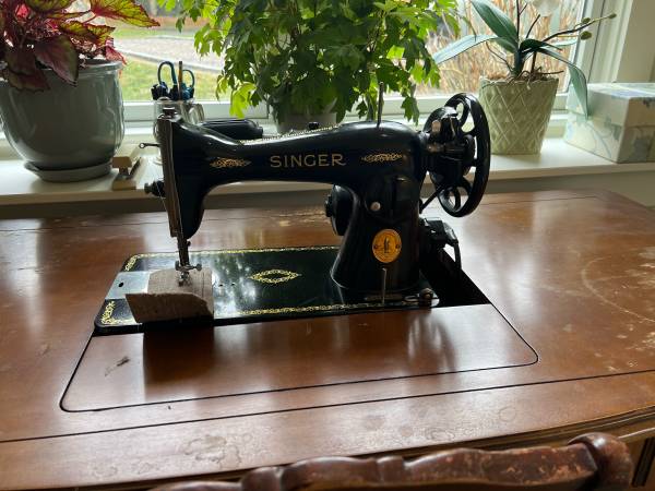 Antique Singer Sewing Machine 1