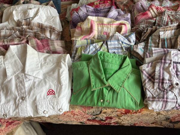 17 women’s size small cowgirl shirts in perfect condition! 1