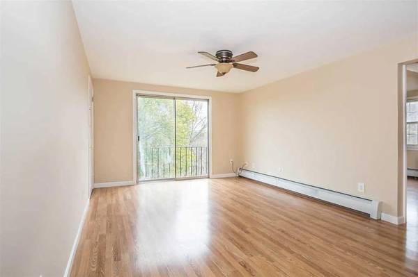 $1,000 / 2br - */***Bonito apartamento de 2 habitaciones y 1 baño, ubicado en zona central, estilo jardín*/**** (Derry)63656212158465120