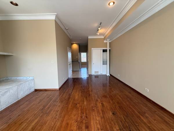 $1,600 / 1br - 900ft2 - 451 N Western Ave Apt 2 (Chicago)64041646487937123