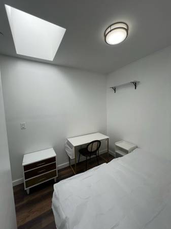 $1,400 / 3br - Furnished room in a three floor 3BR available now (Bushwick)64033632413570120