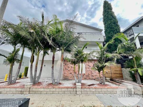 2BD/2BA Apt w/ Parking + Laundry in Long Beach (Gladys Ave)**CL 1