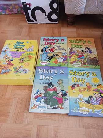 VINTAGE - WALT DISNEY - 4 book boxed set STORY A DAY 1979 1