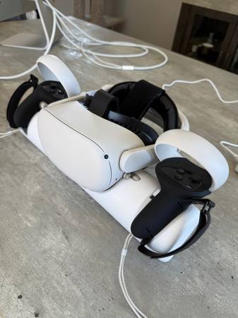 Meta Quest 2 with charging dock headstrap 1