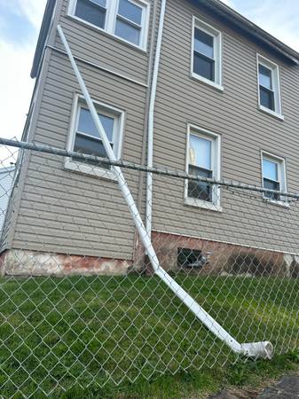 🛠️ Handyman Needed – Gutter Drain Pipe Repair (Tall Ladder Required) 1