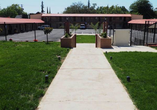 $399 / 1br - FLAT WEEKLY RATE on Stockton - Furnished, WiFi, Coffee, Fresh Sheets! (South Sacramento)64043837635586123