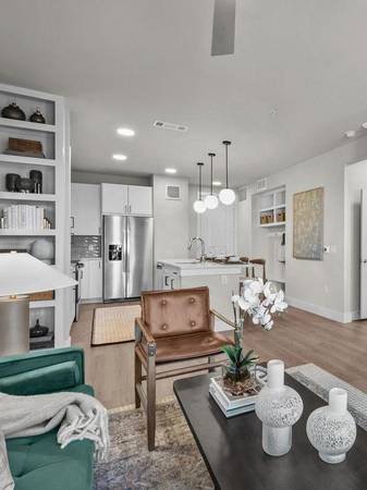$1,685 / 600ft2 - Full-Size Washer and Dryer, Custom Built in Desk*63796257422339120
