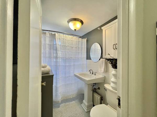 $3,000 / 1br - 675ft2 - Coolidge Corner – Heat & HW Incl. in Prime Location! Available Now (Brookline)64213548343555122