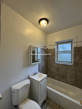 $1,300 ★ Devon Bloom Studio – Heat, Gas & Water Included – Top Floor ★ (Edgewater)63899124882179124